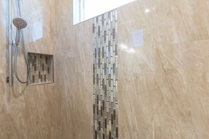 Combined shower/bathtub, towels