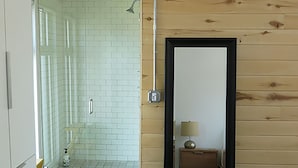 Un bagno con doccia, un water e un lavandino.