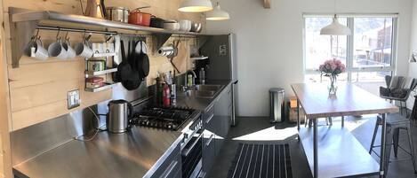 Réfrigérateur, four, plaque de cuisson, cafetière/bouilloire