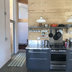 Réfrigérateur, un four, surface de cuisson, cafetière-théière