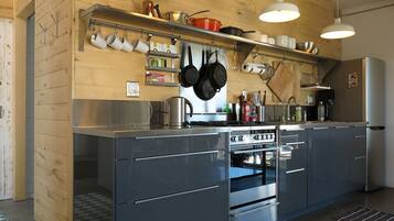 Fridge, oven, stovetop, coffee/tea maker