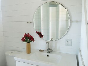 Shower, hair dryer, towels, soap - Modern design retreat in Downtown Durango (Durango)