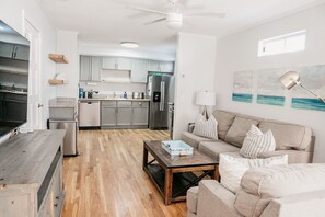 Smart TV, books - 65 Steps to Ocean • Private Home • 2-Car Garage (San Diego)