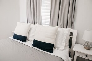 3 bedrooms, iron/ironing board, travel crib, free WiFi - 65 Steps to Ocean • Private Home • 2-Car Garage (San Diego)