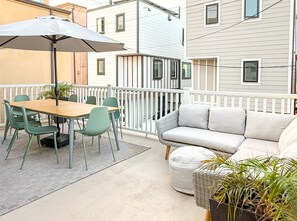 Outdoor dining - 65 Steps to Ocean • Private Home • 2-Car Garage (San Diego)