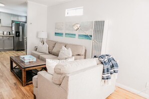 Smart TV, books - 65 Steps to Ocean • Private Home • 2-Car Garage (San Diego)