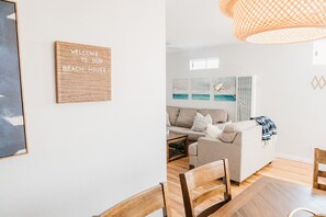 Smart TV, books - 65 Steps to Ocean • Private Home • 2-Car Garage (San Diego)