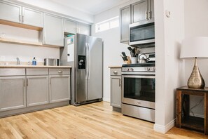 Fridge, microwave, oven, stovetop - 65 Steps to Ocean • Private Home • 2-Car Garage (San Diego)