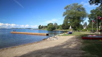Plage, chaises longues, serviettes de plage