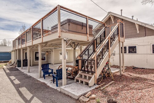 Downtown 1 Bedroom w/Hot Tub, A/C & Sleeps 4