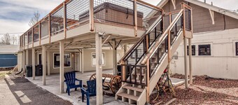 Downtown 1 Bedroom w/Hot Tub, A/C & Sleeps 4