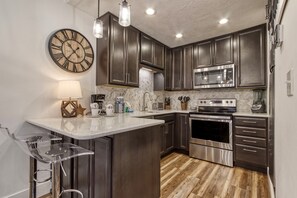 Een koelkast, een microgolfoven, een oven, een kookplaat