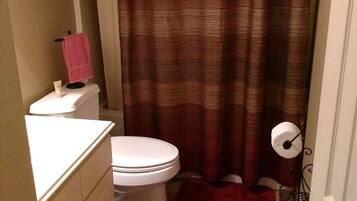 Duschwanne, Haartrockner, Handtücher, Seife