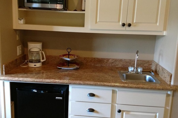 Refrigerador, microondas, cafetera/tetera, servilletas de papel