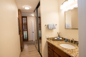Bathtub, hair dryer, towels, soap - Ekahi 29C, Ocean View,  Steps away from the pool (Wailea)