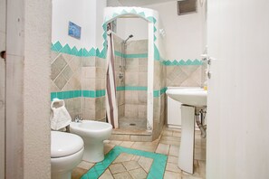 Douche, sèche-cheveux, serviettes fournies, savon