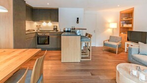 Un apartamento moderno con cocina, comedor y sala de estar.