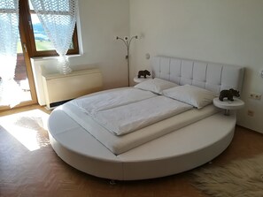 5 bedrooms, WiFi, bed sheets, wheelchair access