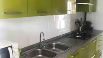 Réfrigérateur, micro-ondes, four, cafetière/bouilloire