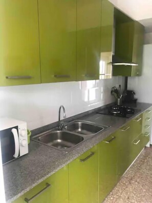 Kühlschrank, Mikrowelle, Ofen, Wasserkocher mit Kaffee-/Teezubehör