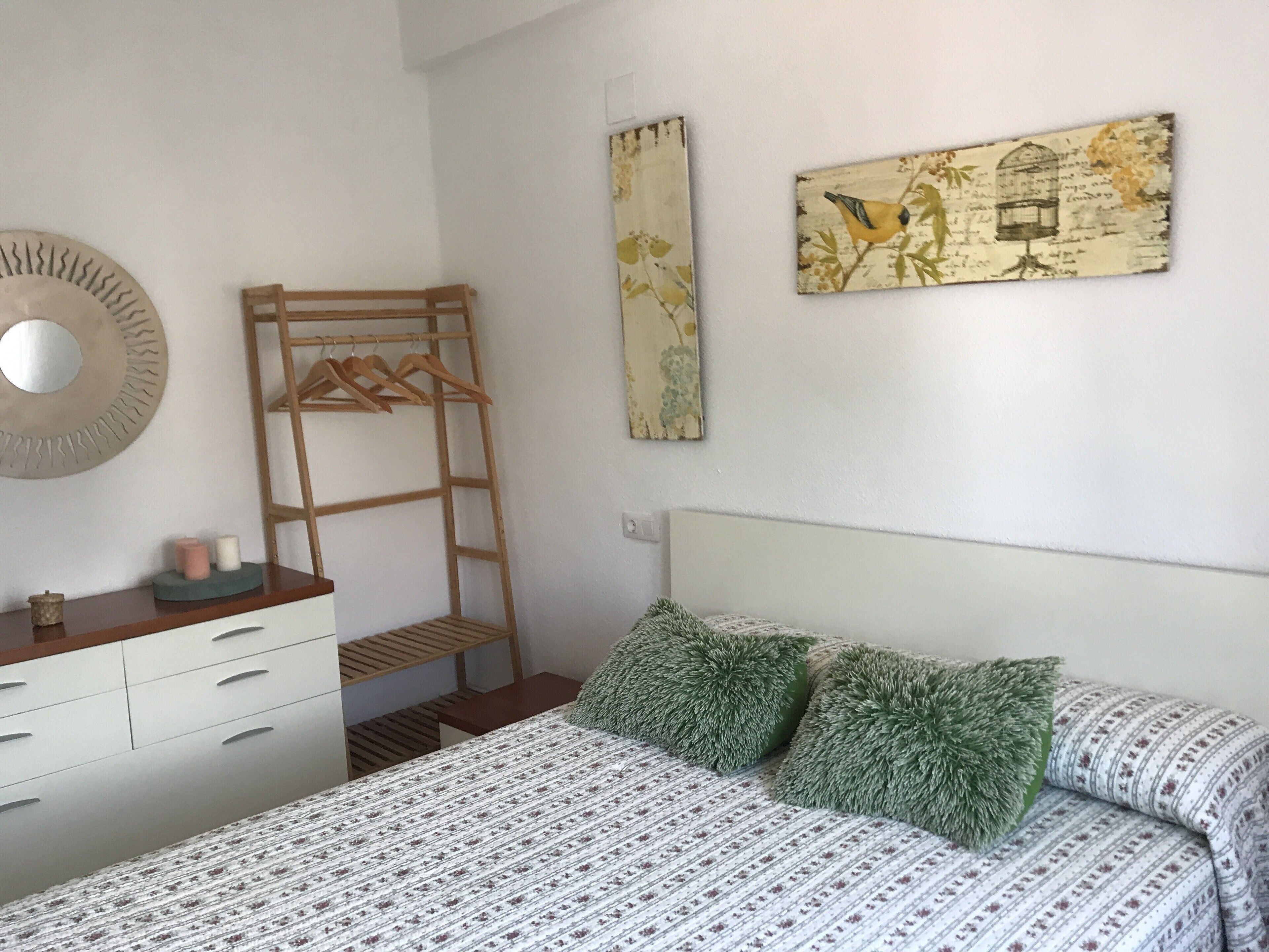 3 slaapkamers, een strijkplank/strijkijzer, gratis wifi, beddengoed