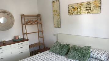 3 slaapkamers, een strijkplank/strijkijzer, gratis wifi, beddengoed