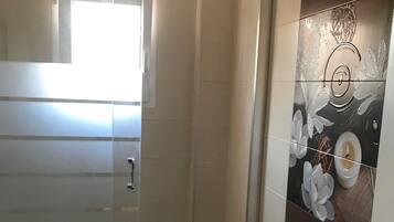 SĂšche-cheveux, serviettes fournies, savon, shampoing