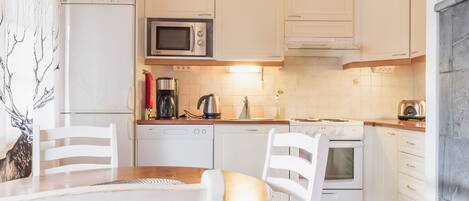 Køleskab, mikrobølgeovn, opvaskemaskine, køkkentøj/tallerkener/redskaber