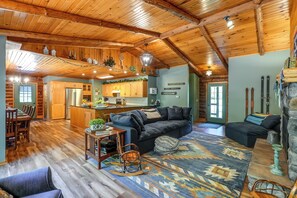 Een smart-tv, een open haard, videogames en een dvd-speler