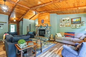 Smart TV, fireplace, video games, DVD player - NEW *Indoor Pool* | Game Rm, Private Log Cabin - Fun for All Ages 4b/3b sleep 14 (Dover)