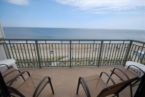 Ein Balkon mit Blick auf Strand und Meer.