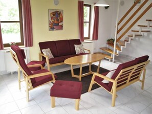 テレビ、暖炉、テーブルサッカー台