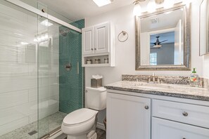 Badewanne, Haartrockner, Handtücher, Seife