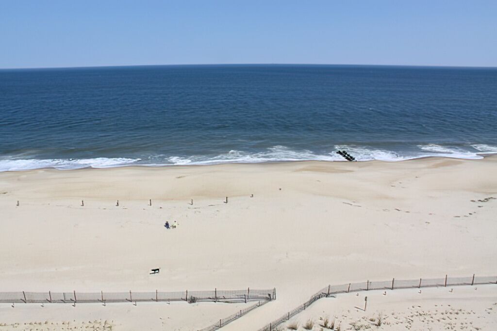 OCEAN FRONT CONDO. ENJOY YOUR MORNING COFFEE SITING ON YOUR PRIVATE BALCONY WATCHING THE MORNING SUNRISE.