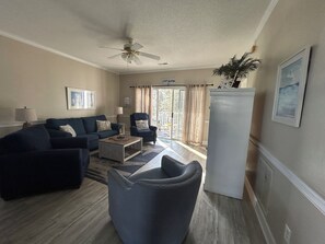 Televisie, een dvd-speler, boeken en een stereo