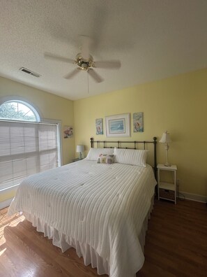 2 bedrooms, iron/ironing board, free WiFi - Ask about JAN, FEB, & March low low rates!! (Myrtle Beach,)