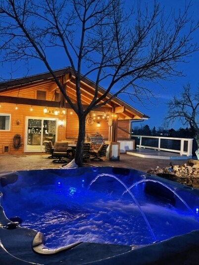 Amazing Modern Broadmoor Home, Hot Tub, Fire Pit , No Cleaning Fee.