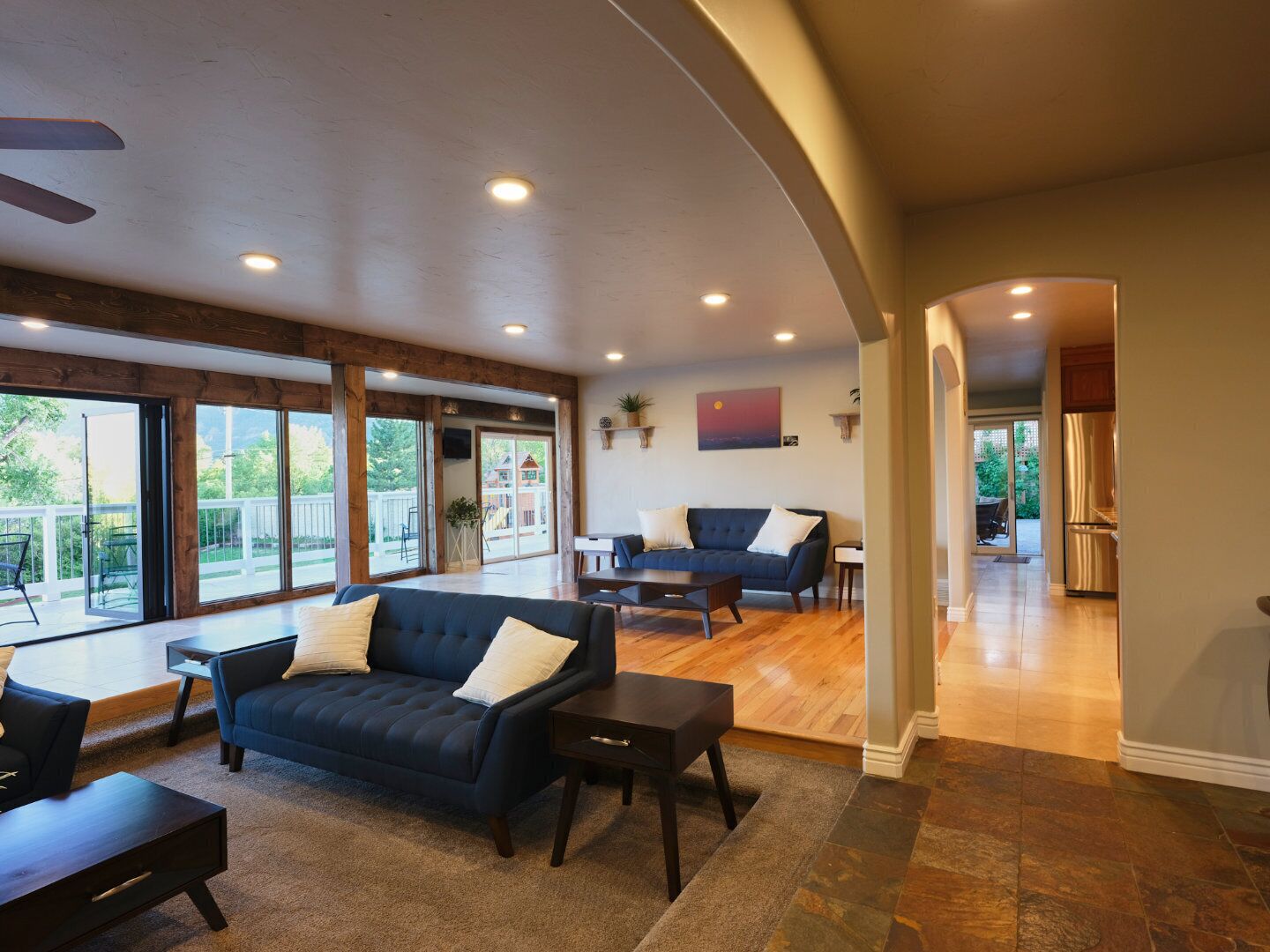 Smart TV, chimenea, videojuegos y reproductor de DVD 