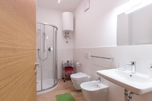 Dusche, Haartrockner, Bidet, Handtücher