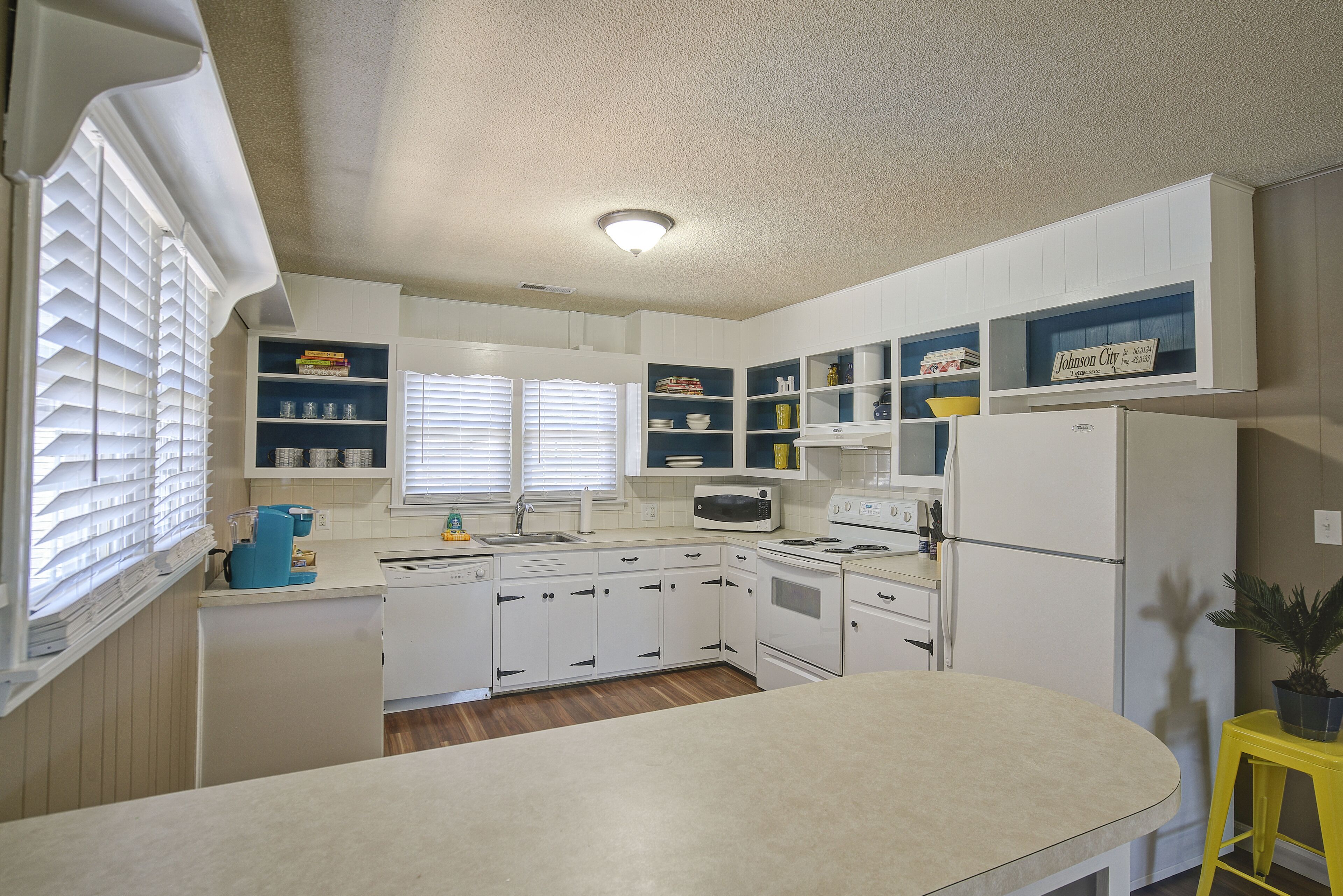 Kjøleskap, mikrobølgeovn, ovn og kokeplater