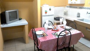 Desayuno completo diario (USD 5 por persona)