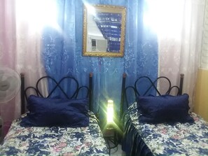 Decoración personalizada, muebles diferentes y ropa de cama 