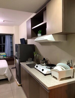 Kühlschrank, Herdplatte, Kochgeschirr/Geschirr/Besteck, Küchenrolle