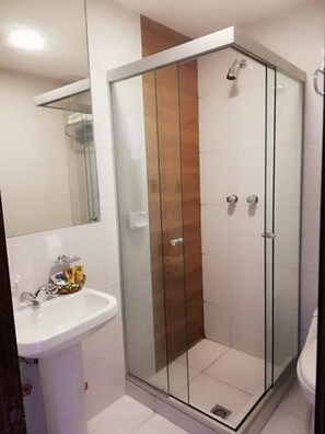 Shower, hair dryer, towels, soap - Hotel Madrid (La Paz)