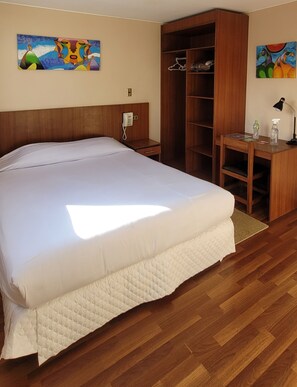 Escritorio, tabla de planchar con plancha, wifi gratis y ropa de cama