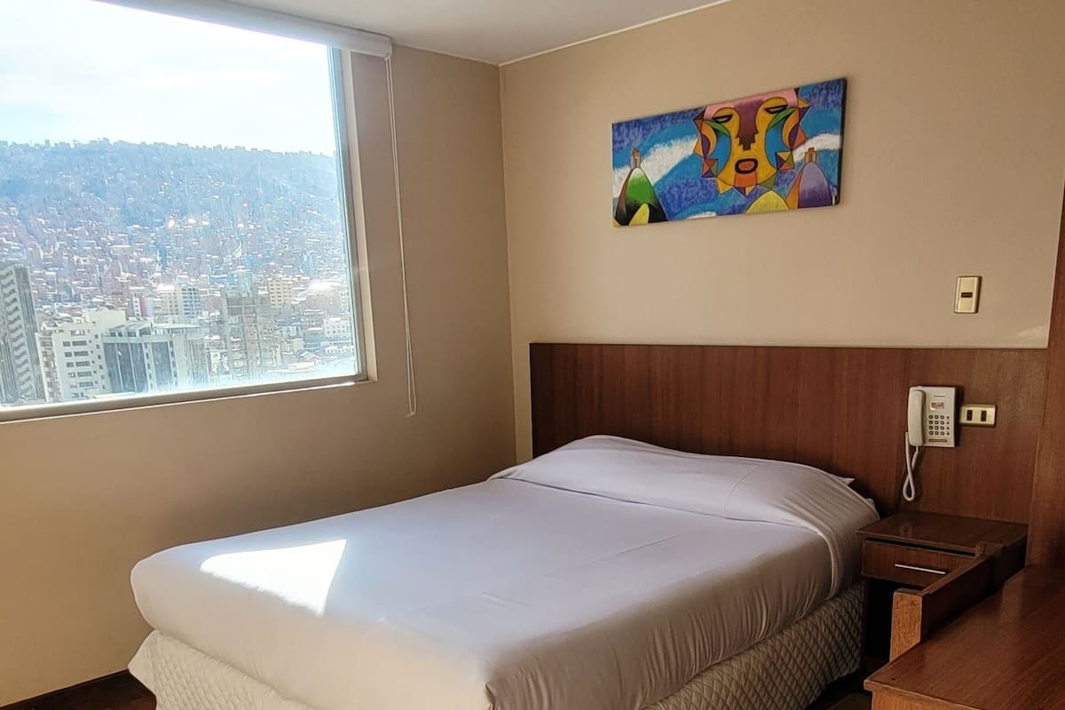 Escritorio, tabla de planchar con plancha, wifi gratis y ropa de cama