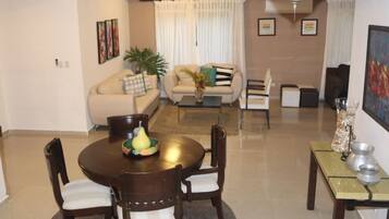 Vila Tradisional, 5 kamar tidur, akses difabel, kolam renang pribadi | Area keluarga | Televisi LCD 42-inci dengan saluran TV satelit dan TV