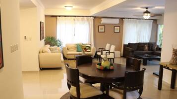 Traditional Villa, 5 Bedrooms, Accessible, Private Pool | In-room dining