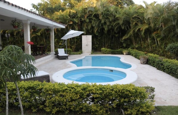 Outdoor pool, pool umbrellas, sun loungers - Villa en Guavaberry (Guayacanes)