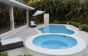 Outdoor pool, pool umbrellas, sun loungers - Villa en Guavaberry (Guayacanes)